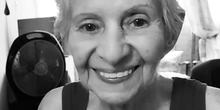 Beneficiaria de AVAS compartiendo su historia de agradecimiento por las donaciones recibidas